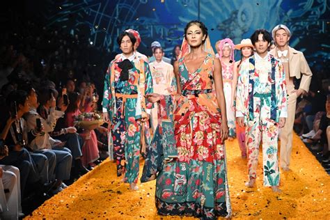 Siam Paragon Fashion Week: A Glittering Celebration of Thai Textiles and Traditional Craftsmanship Amidst Modernity