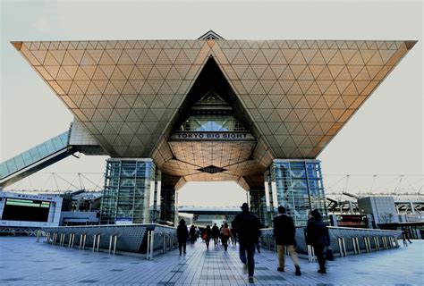 東京駅からビックサイト：都市の迷宮と未来の交差点